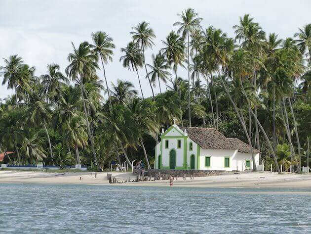 Igreja na praia de Carneiros