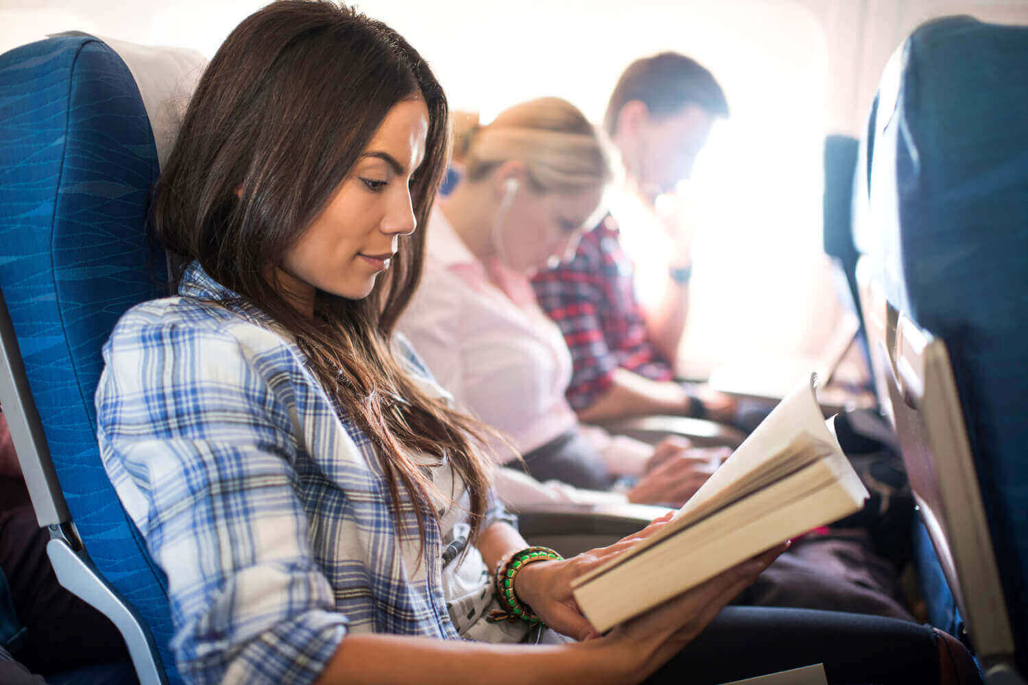 Viajante lendo um livro.
