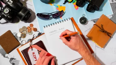 Turista fazendo um diário de viagem