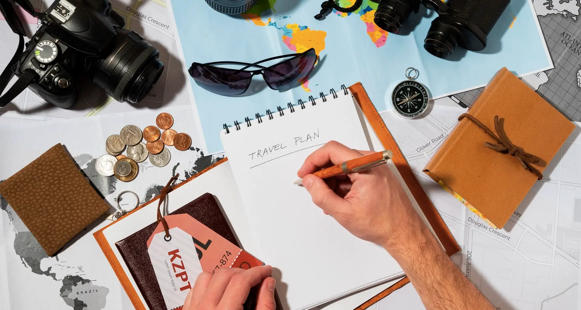 Turista fazendo um diário de viagem