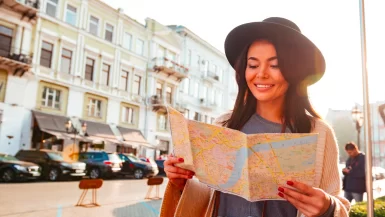 Turista mulher olhando um mapa em um dos lugares mais visitados do mundo